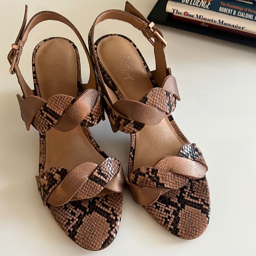 Super cute snake print summer sandal. Love all rose gold accent & the round heel